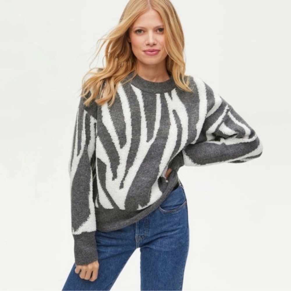 MICHAEL STARS Maddie Grey & White Animal Print Sweater Cozy Top